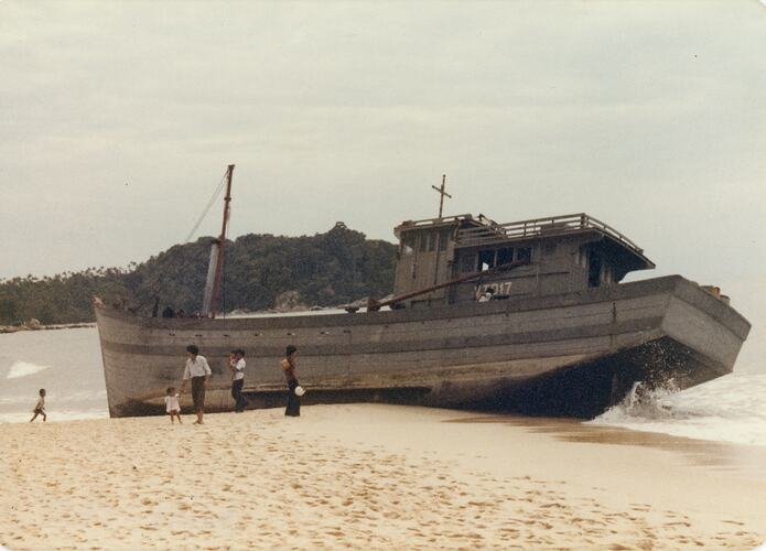 refugee-boat-kuantan-malaysia-dec-1978